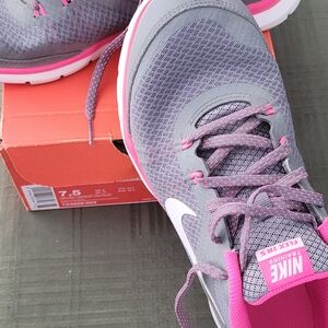 Nike Women's Athletic Shoes Sz 7.5 in Gray and Pink
